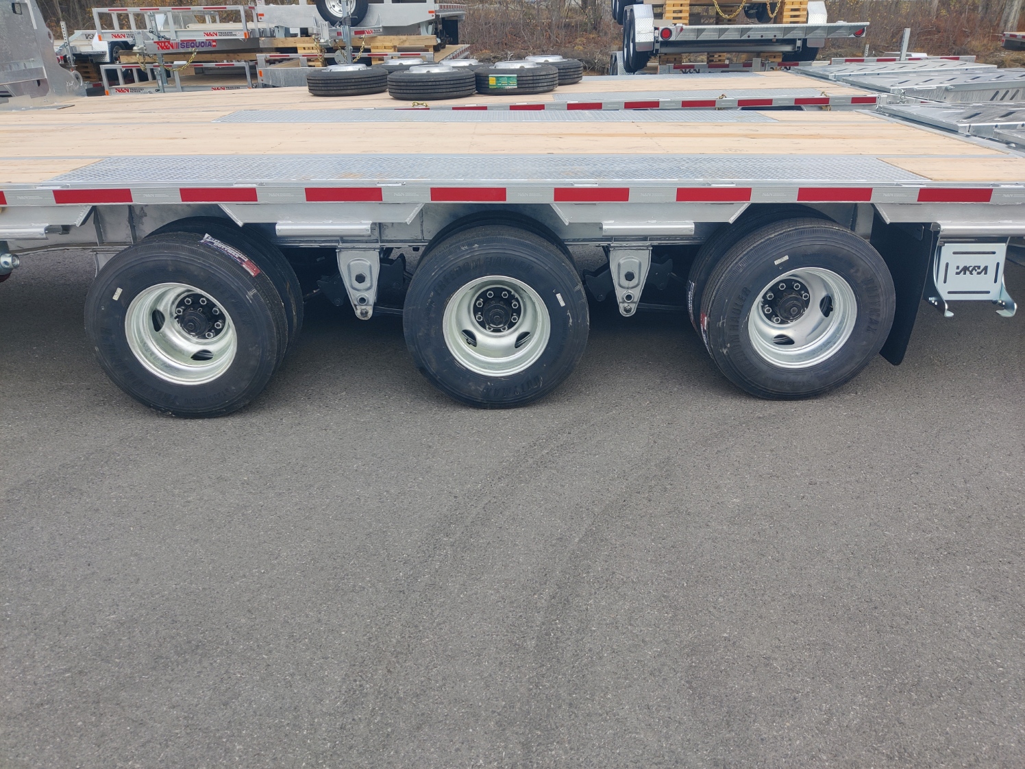 2026 N&N BUFFALO PREMIUM 35’+5′ GOOSENECK DECKOVER TRAILER HUTCH TYPE SUSPENSION– 3x 16,000 lbs AXLES ELEC/ OVER HYDRAULICS, DUAL-WHEEL, WITH HYDRAULICS JACKS – GALVANIZED