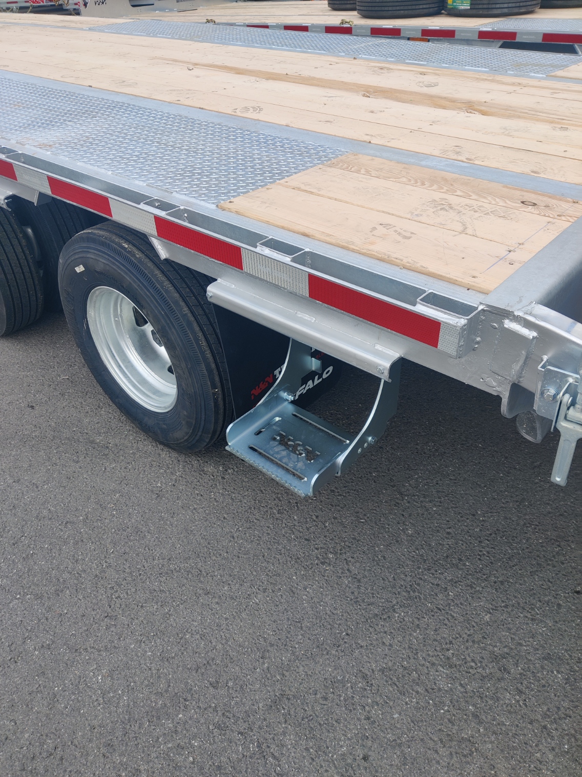 2026 N&N BUFFALO PREMIUM 35’+5′ GOOSENECK DECKOVER TRAILER HUTCH TYPE SUSPENSION– 3x 16,000 lbs AXLES ELEC/ OVER HYDRAULICS, DUAL-WHEEL, WITH HYDRAULICS JACKS – GALVANIZED