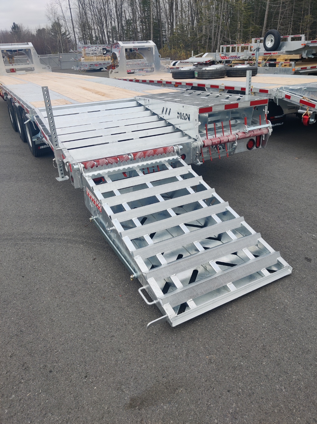 2026 N&N BUFFALO PREMIUM 35’+5′ GOOSENECK DECKOVER TRAILER HUTCH TYPE SUSPENSION– 3x 16,000 lbs AXLES ELEC/ OVER HYDRAULICS, DUAL-WHEEL, WITH HYDRAULICS JACKS – GALVANIZED