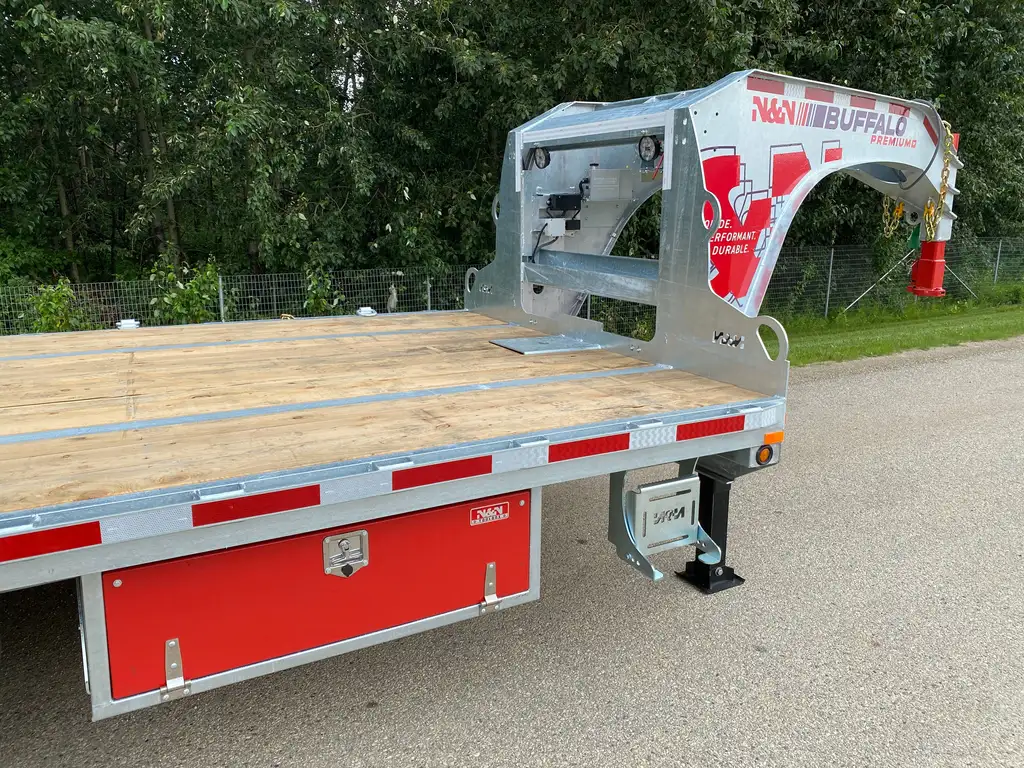 2026 BUFFALO PREMIUM 27’+5′ GOOSENECK DECKOVER TRAILER HUTCH TYPE SUSPENSION– 2x 16,000 lbs AXLES ELEC/ OVER HYDRAULICS, DUAL-WHEEL, WITH HYDRAULICS JACKS & HYDRAULIC FLIP OVER RAMPS – GALVANIZED
